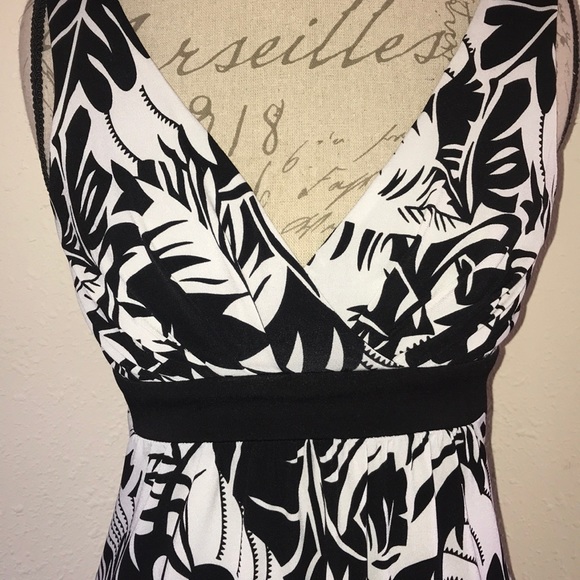 CITY TRIANGLES | Abstract Hawaiian Floral Dress - Picture 4 of 8